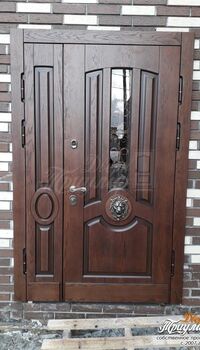 полуторная входная дверь с виноритом со стеклом и ковкой.jpeg
