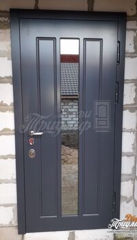 серая металлическая дверь с отделкой мдф и зеркальным стеклопакетом.jpeg