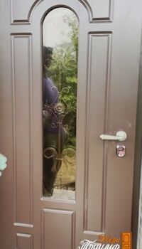 входная дверь со стеклопакетом и кованым элементом внутри.JPG