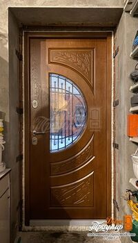 входная дверь с полукруглым стеклом и ковкой - фото внутри.JPG